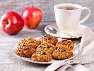 Рецепта Овесени бисквити със стафиди, орехи, мед и ябълки